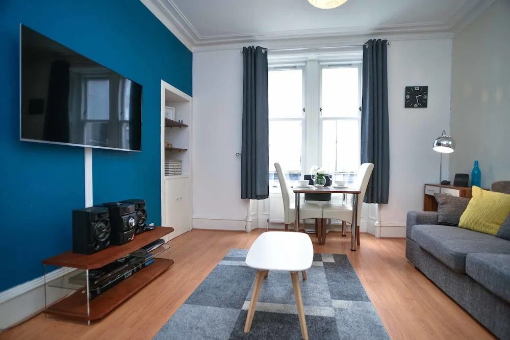 Modern Flat in Rosemount City Centre