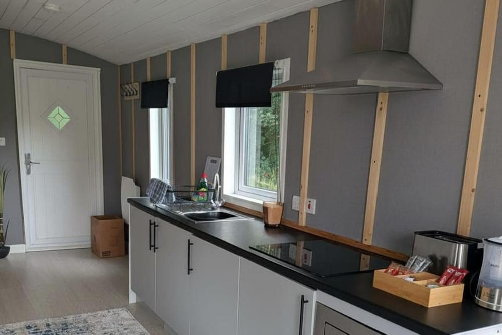 Tranquil Cabin Retreat- Sleeps 2, Parking