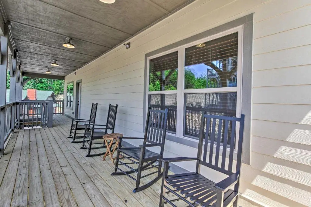 'Madison Bear Garden' 7Bdr w/Hot Tub + Pool Access