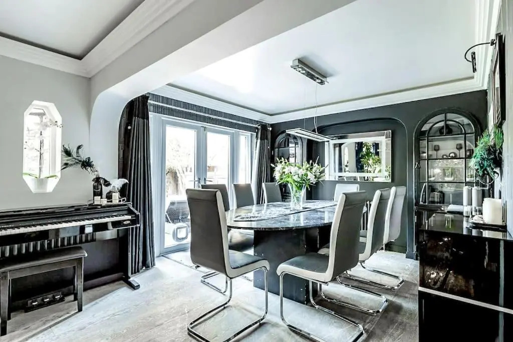 Gatsby Villa London with Garden & Hot Tub