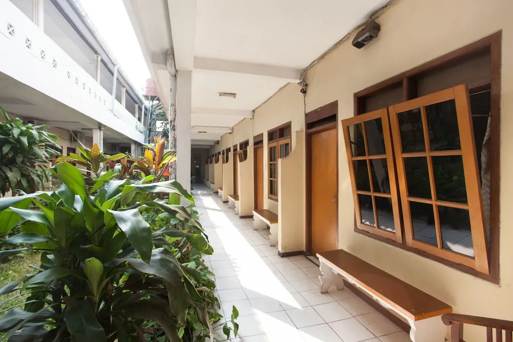 RedDoorz near Plaza Araya