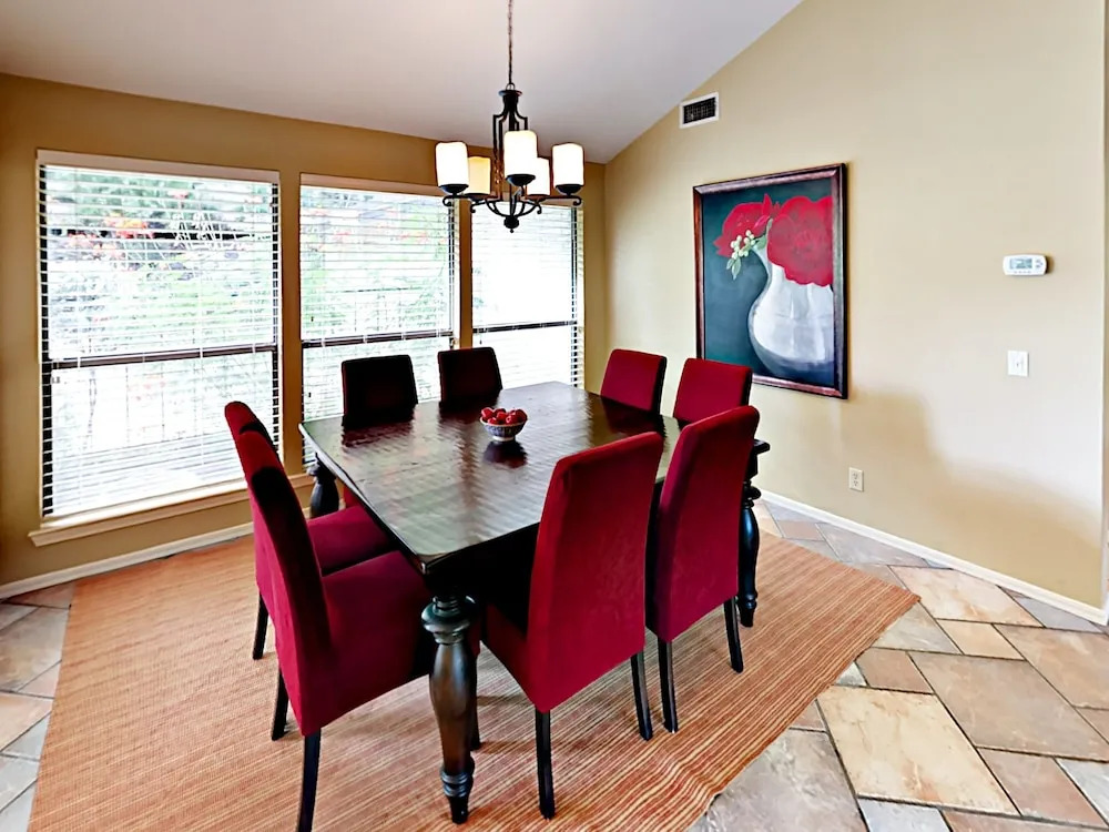 4BR Lakeway Waterfront by RedAwning