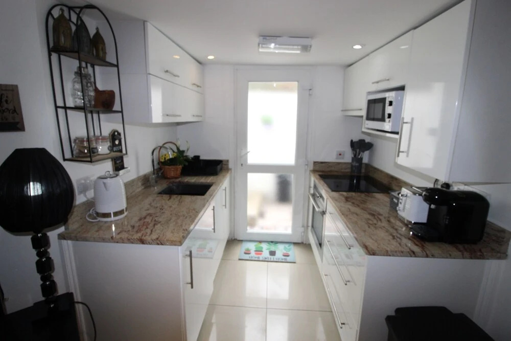 Beautiful Cosy 1 Bedroom Basement Apartment