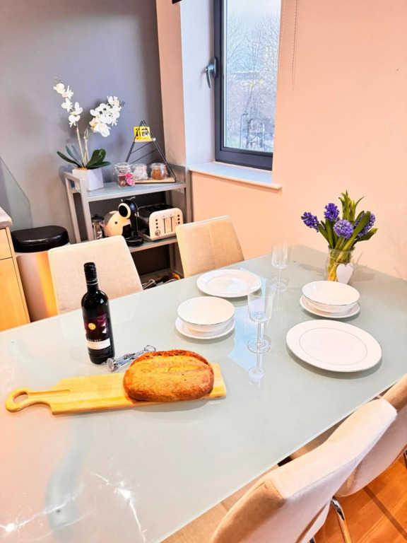 Modern City Centre Studio Apartment - West One with FREE WIFI, GYM ACCESS, NETFLIX