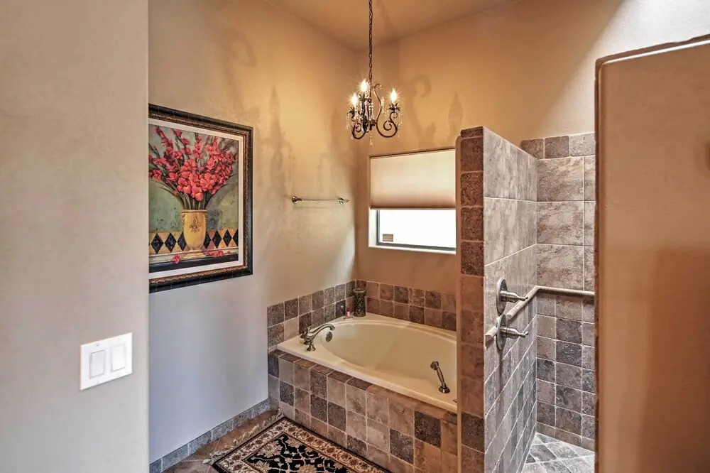 < 2 Mi to Lake Havasu: Spacious Home w/ Patio!