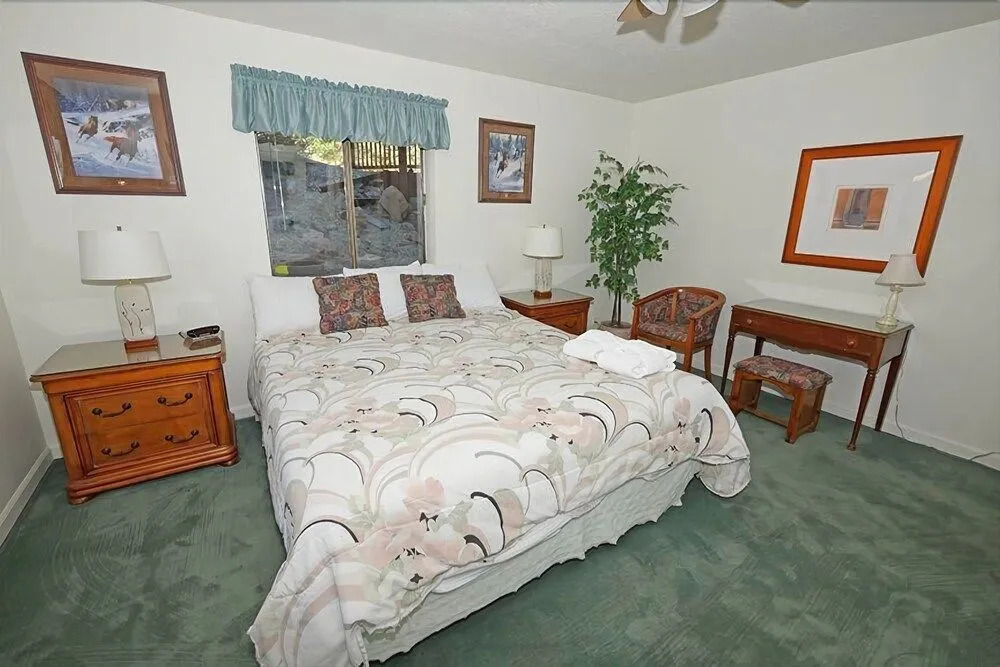 4192 Saddle Road 5 Bedroom Home by RedAwning