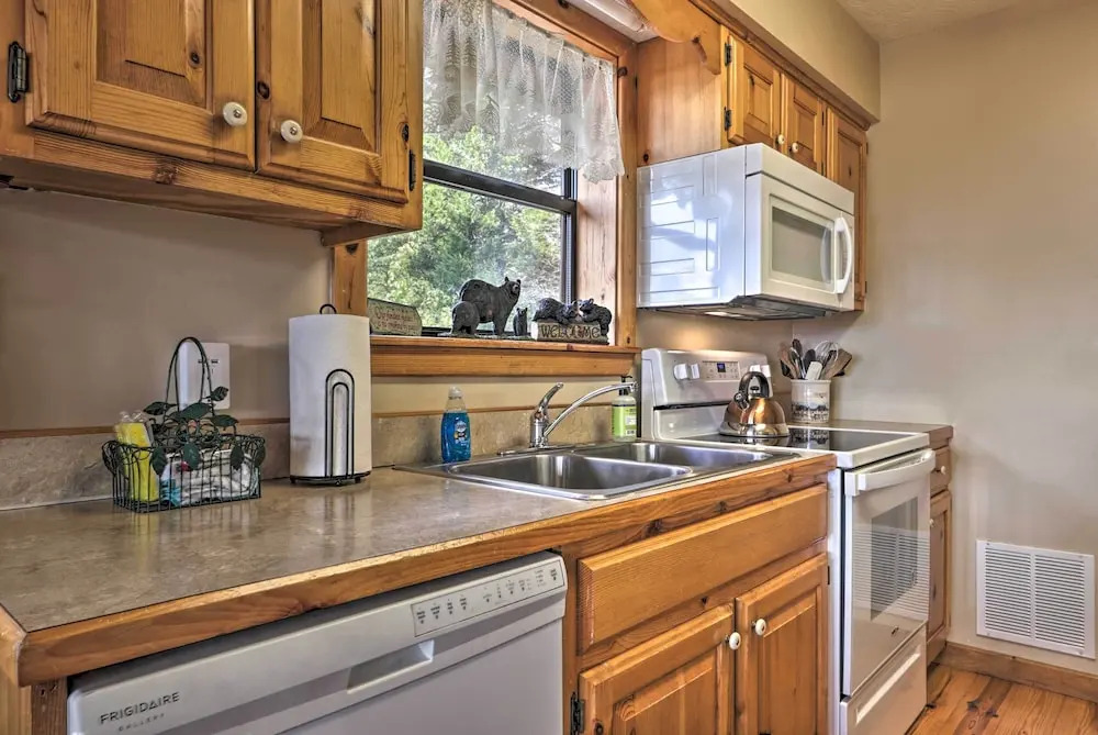 Smoky Mountain Retreat w/ Hot Tub, Arcade Games