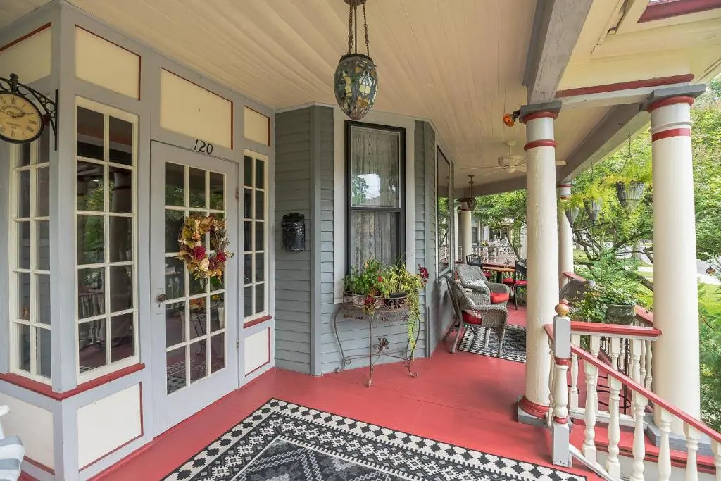The Inn on Holly