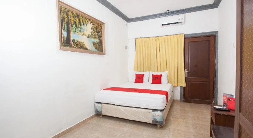 RedDoorz @ Jalan Dukuh Kupang Surabaya