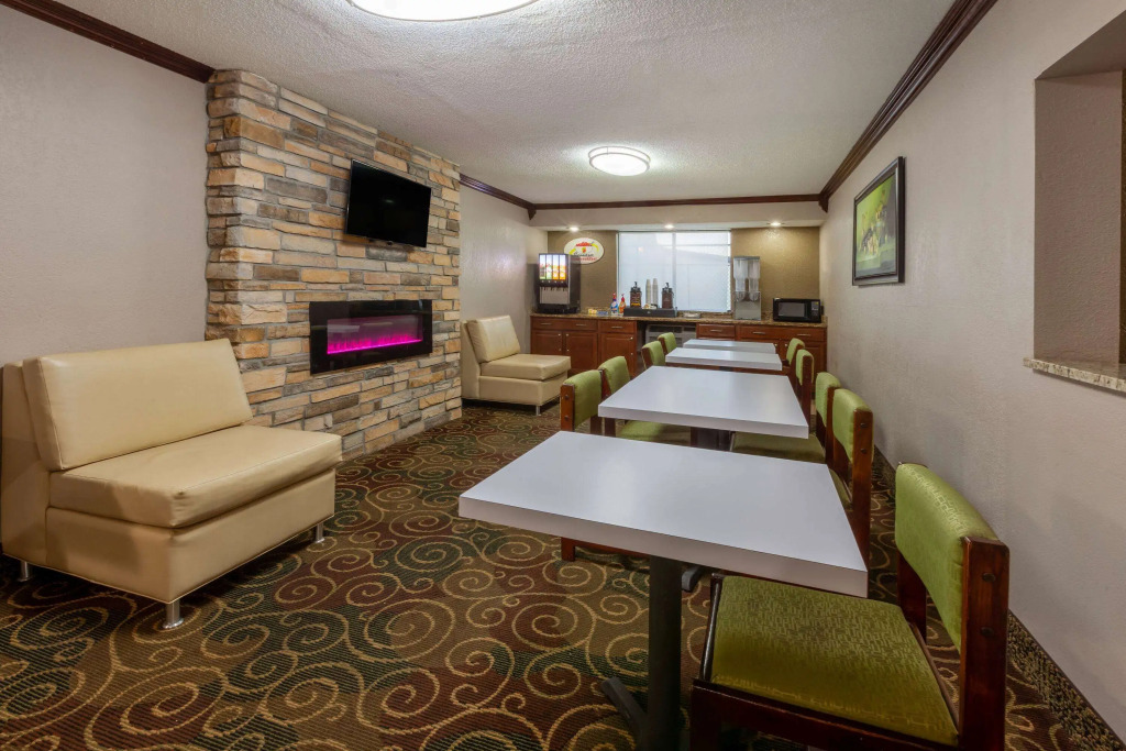 Super 8 by Wyndham Roseville/Detroit Area