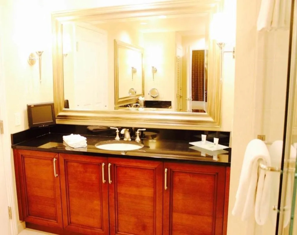 Aaa Deluxe Suite At The Signature Condo Hotel