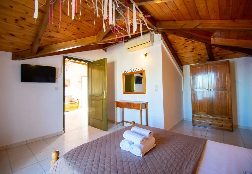 Manthos Beachfront Apartments, by ZanteWize
