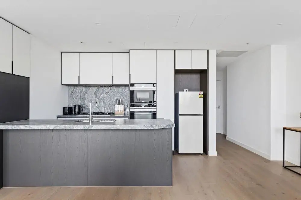 A Stylish 3BR Apt With Harbour Views, Free Parking