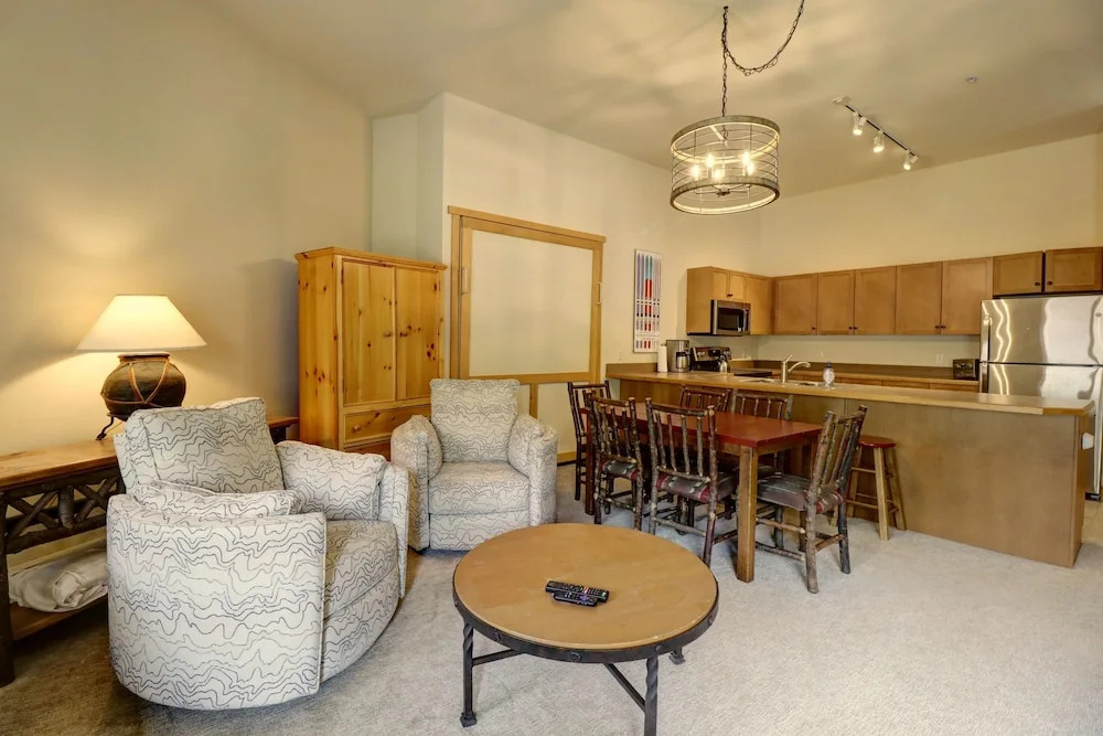 Spacious Top Floor Condo With Awesome Views and Vaulted ceilings - CS425 by Redawning