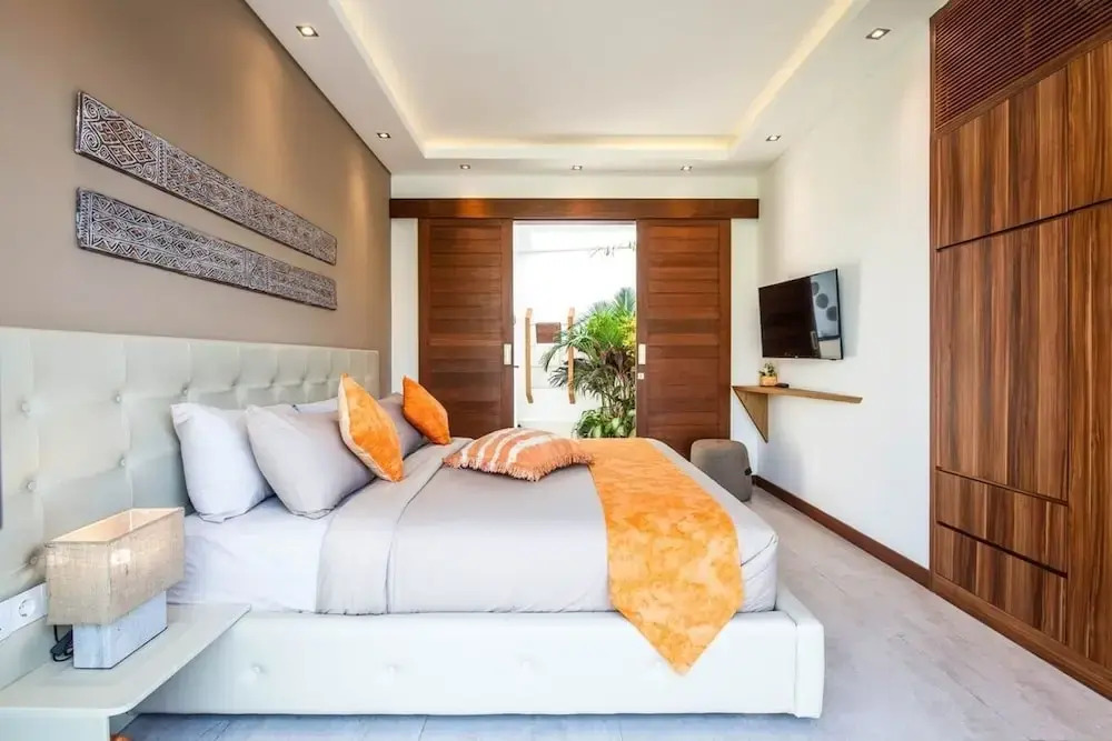Splendid 6BR Villa, Just 400m to Finns Beach