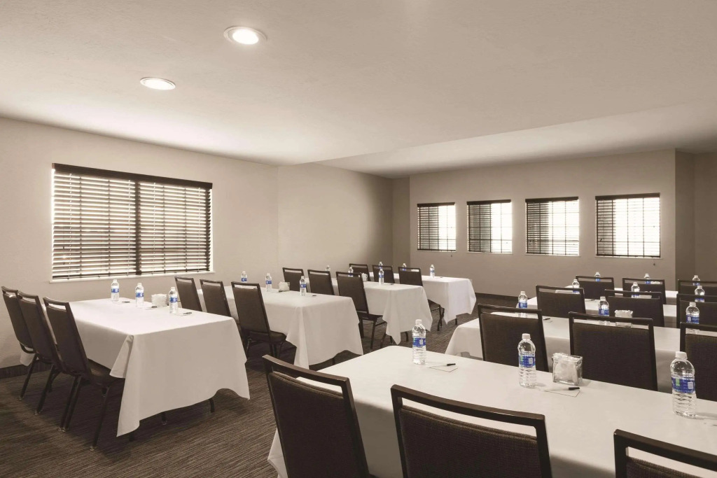 Country Inn & Suites by Radisson, Bakersfield, CA