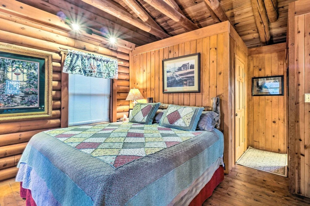 Gatlinburg Log Cabin w/ Hot Tub & Mountain Views