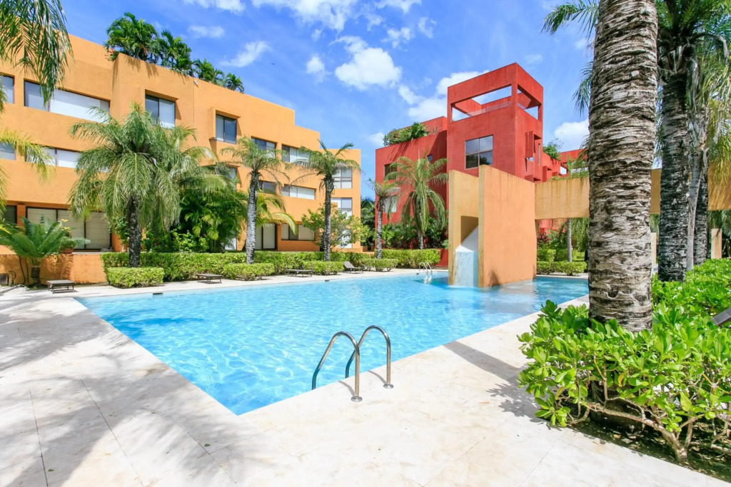 Colorful PH with private rooftop & pool in Playacar!