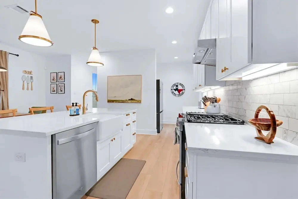 Chic Modern Farm Haus - Minutes to Everything