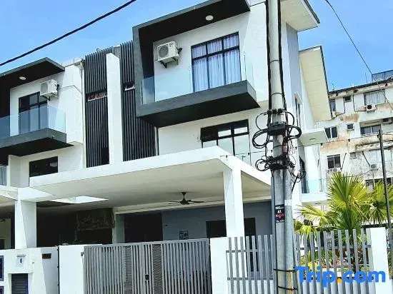 Cozy Home/Pool Cinema/Karaoke Jonker 1.2 km 20+8pax