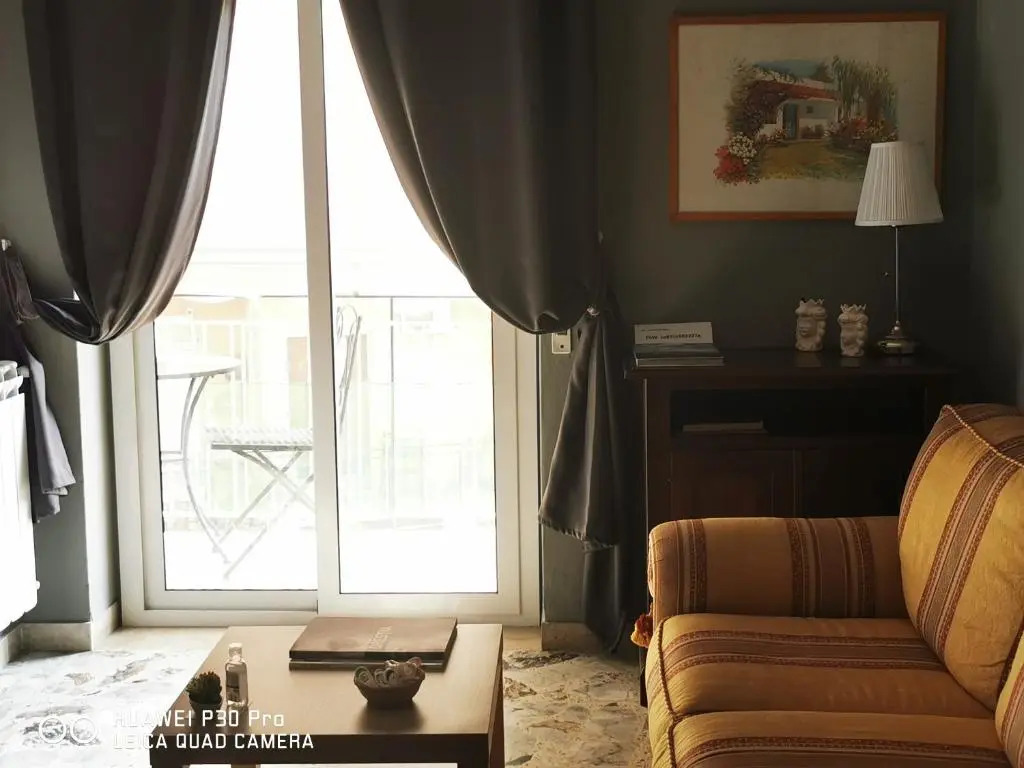 LARENA ROOM