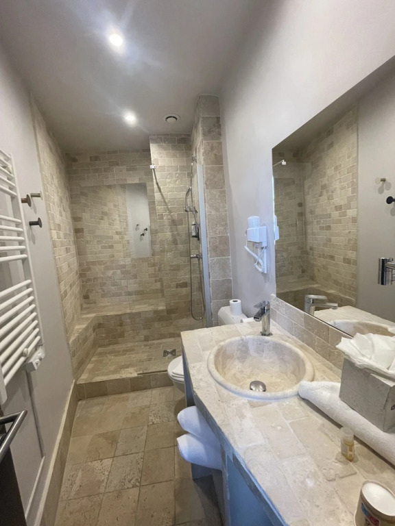 Le Victoria Boutique Hôtel - Charme au coeur du village historique - Accueil Vélo - Séminaire - Bar Lounge - Piscine