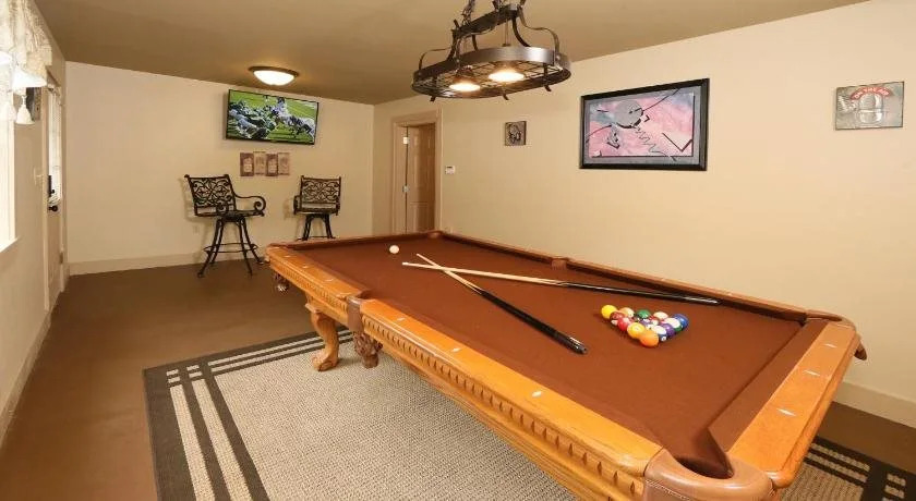 Cedar Falls 8 3 Br cabin by RedAwning