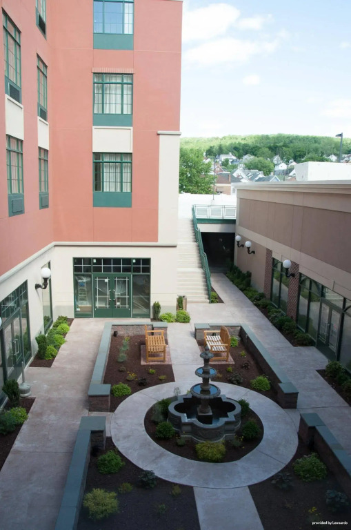 Best Western Pioneer Plaza