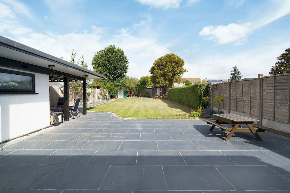 Stylish 3-bedroom Bungalow in London