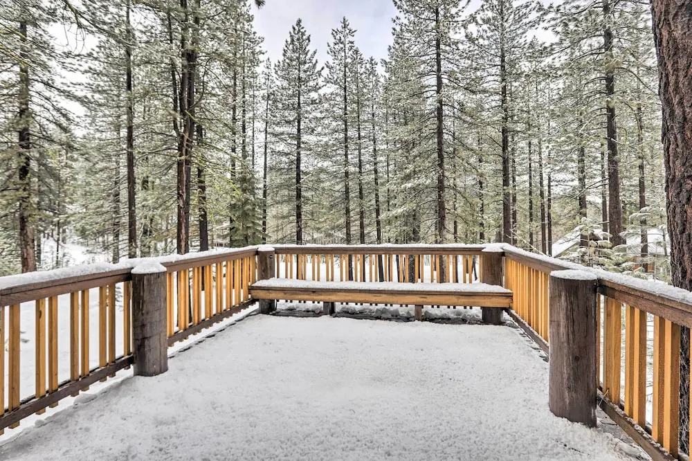 Chic Truckee Cabin Close to Golf Course & Hiking