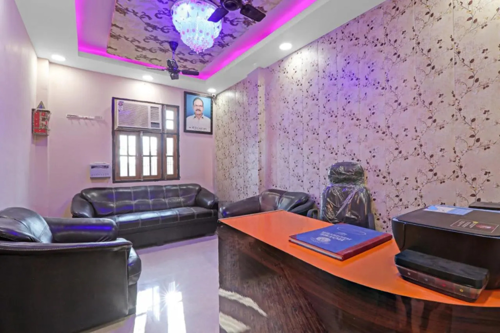 OYO 84120 Hotel R S Gold Night