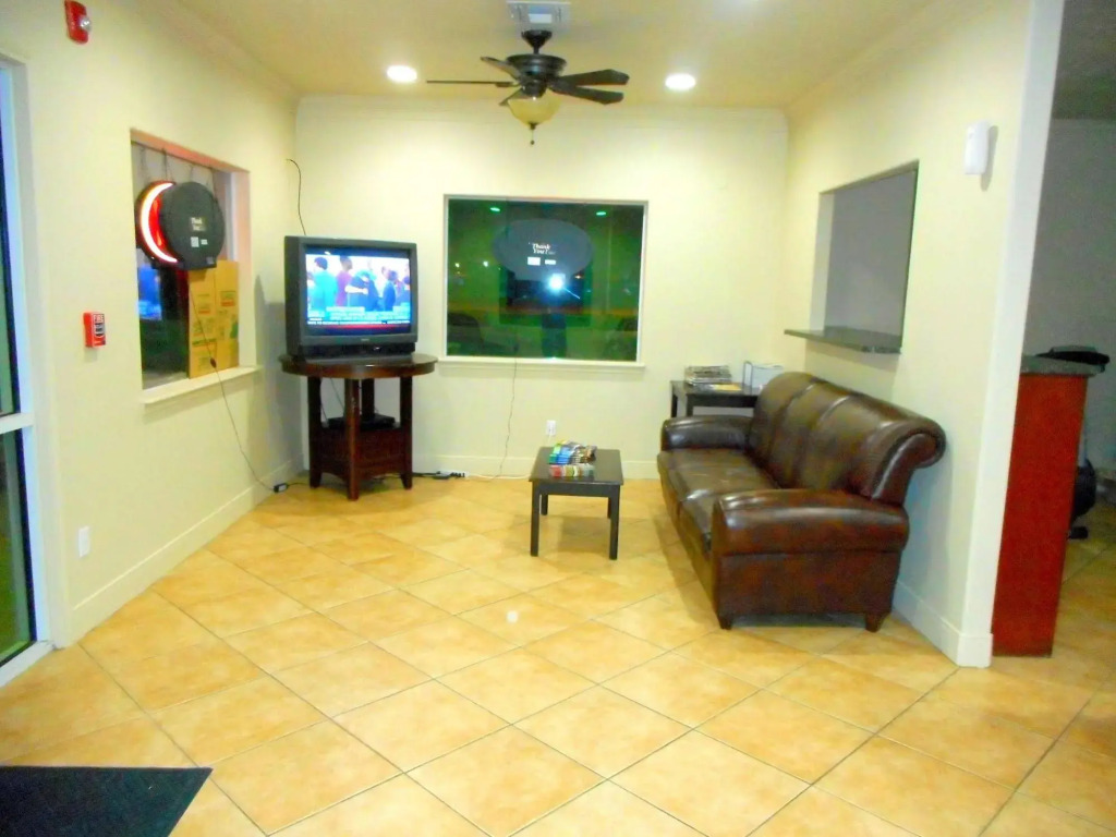Crossroads Inn & Suites