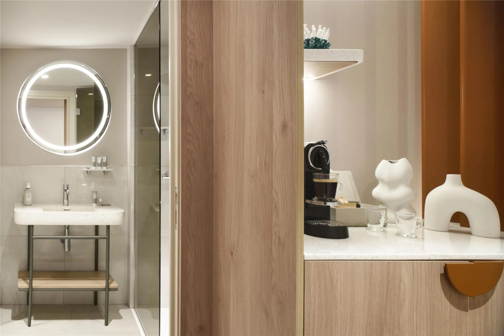 Marina Bay Riviera Hotel, Curio Collection by Hilton
