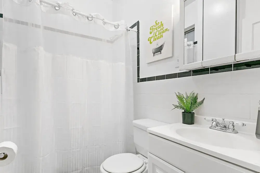 2BR near Wrigley - Grace 05-3