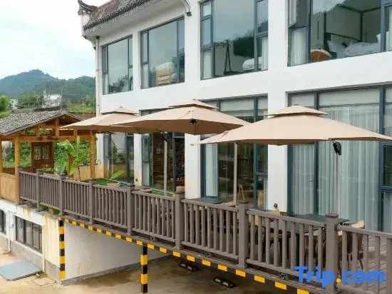 Wuyuan style waterfront homestay