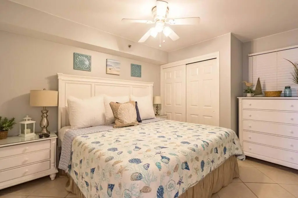 Fourwinds 502 -Stylish Beachfront Condo w/Hall Bunks No Elevator from 4/4-5/24