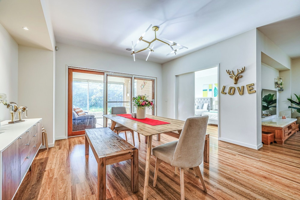 Stylish Luxe House For Big Group Near Shopping Center