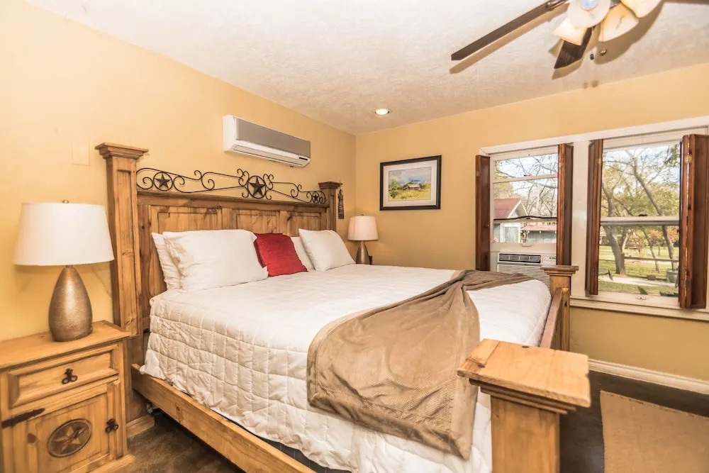 Geronimo Creek Retreat- Homestead Haus 3 Bedrooms 2 Bathrooms Cabin
