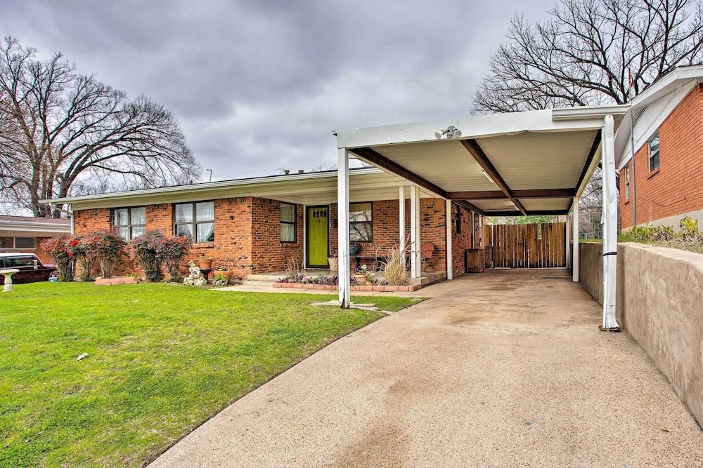 Pet-friendly River District Gem 5 Mi to Stockyards