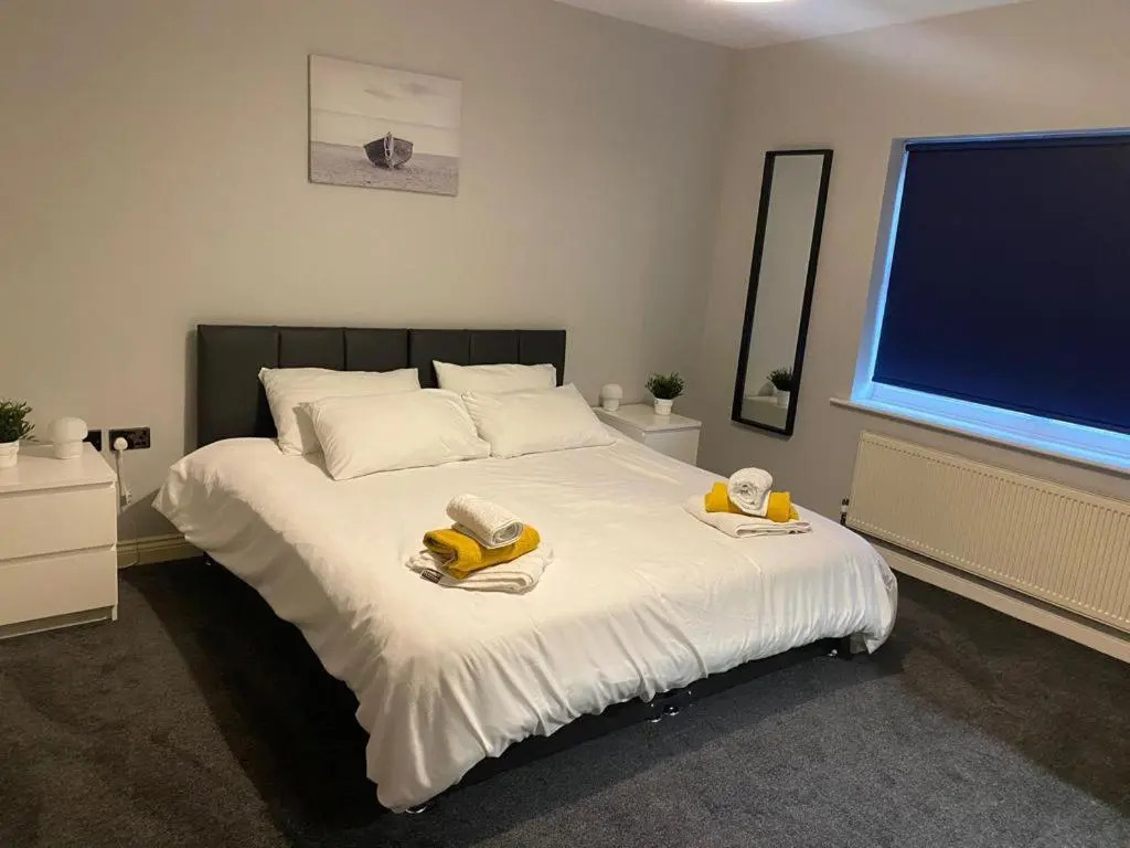Beautifully refurbished 2 bedroom self-contained apartment with secure parking