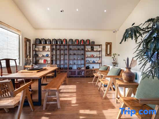 A Glowing mountain homestay