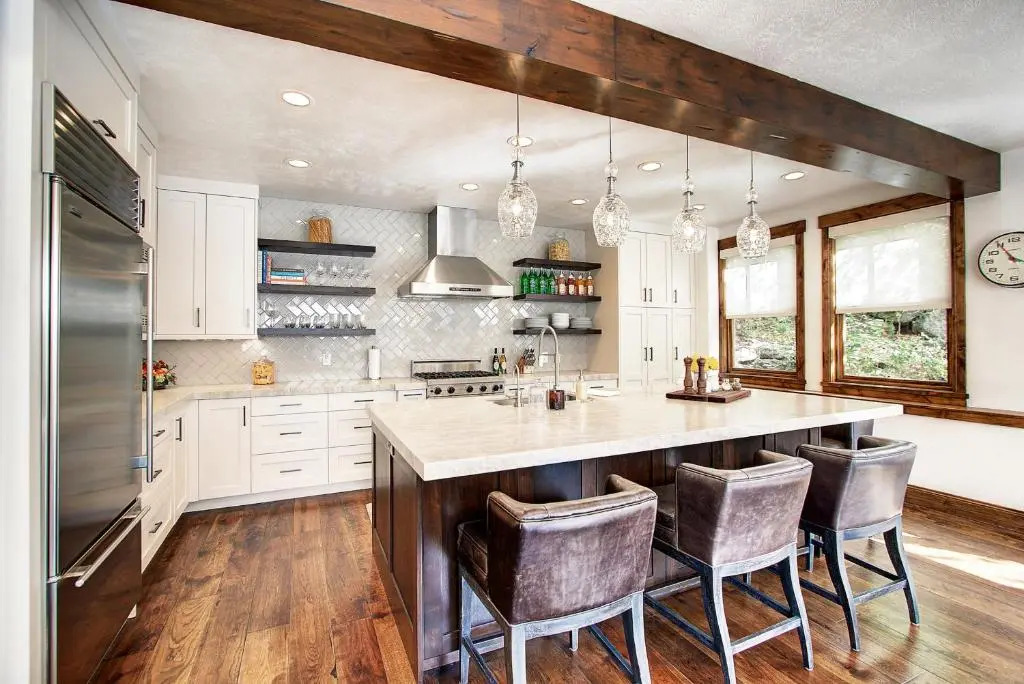 Modern 5bdr Right off Main Street w/ Hot Tub Main Street Escape by Avantstay