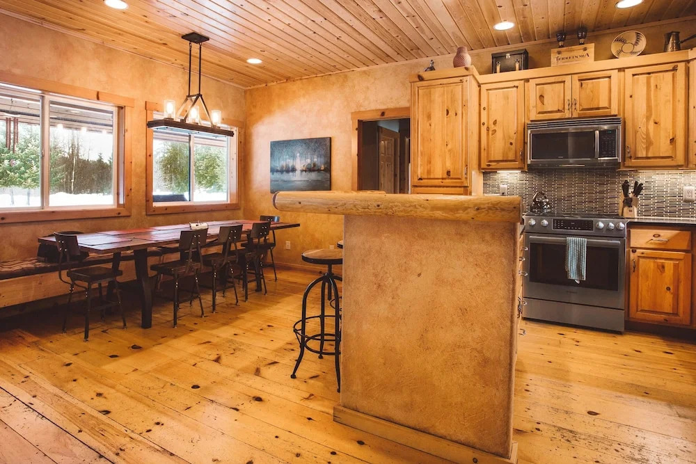 Serenity Pines Lodge in Shugart Flats