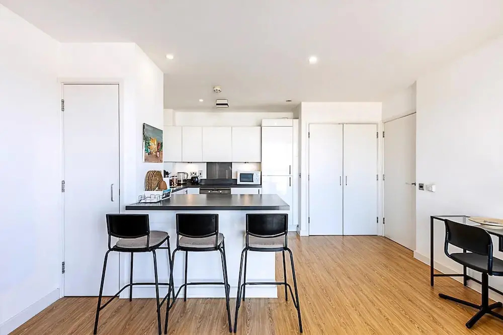 Bright Camden Retreat With Balcony