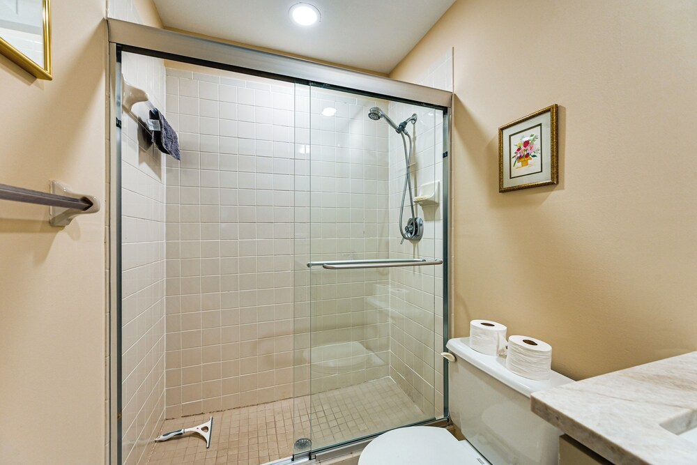 Snowbirds Welcome! Naples Resort Condo Near Golf