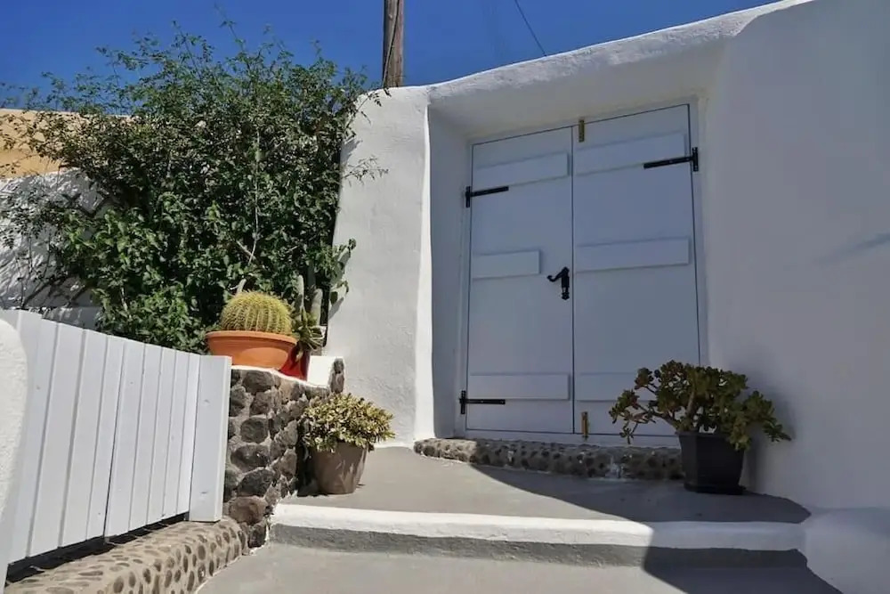 Santorini Cave Escape in Oia w Patio
