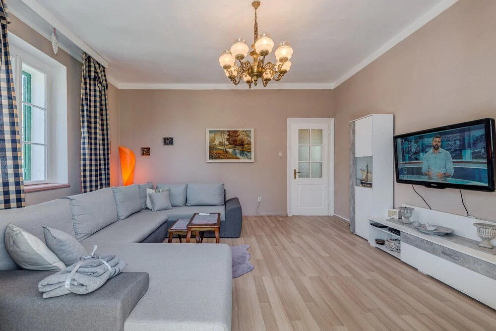 Large 100 m2 apt w Balcony in the Heart of Split