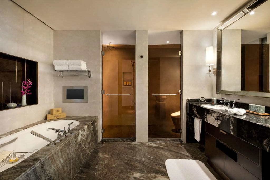 Midtown Shangri-La, Hangzhou, moments from West Lake