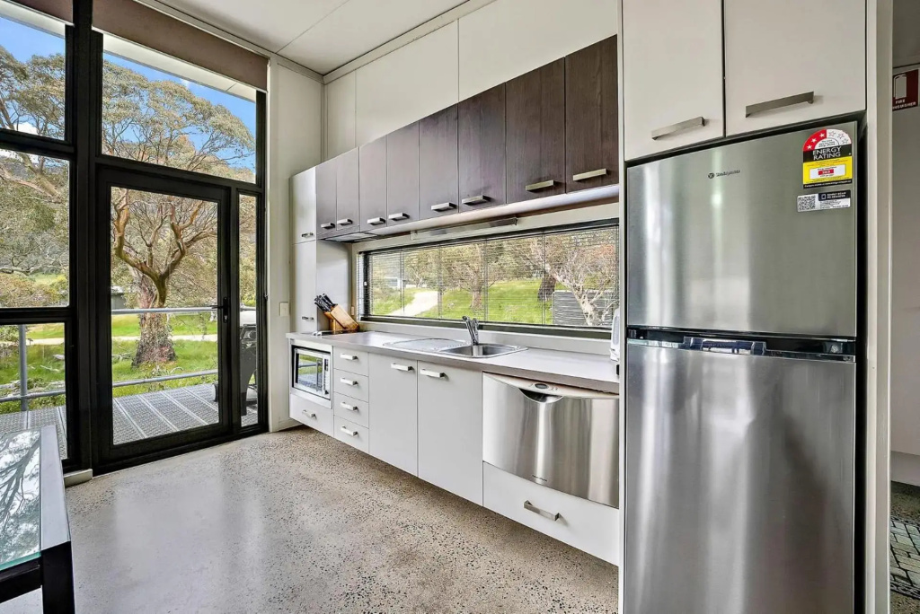 Ecocrackenback 13 'Sustainable, luxurious chalet close to the slopes.'