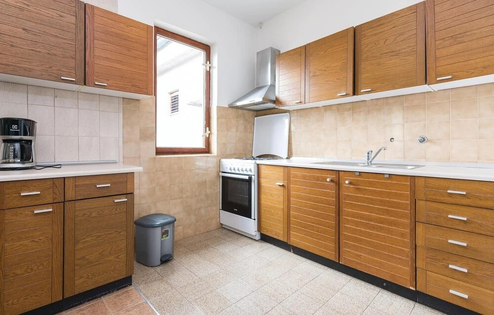Beautiful Home in Nin With Wifi and 6 Bedrooms